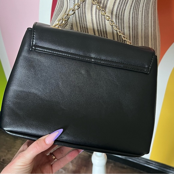 Harrods crossbody faux leather cross
Body purse - Picture 4 of 4